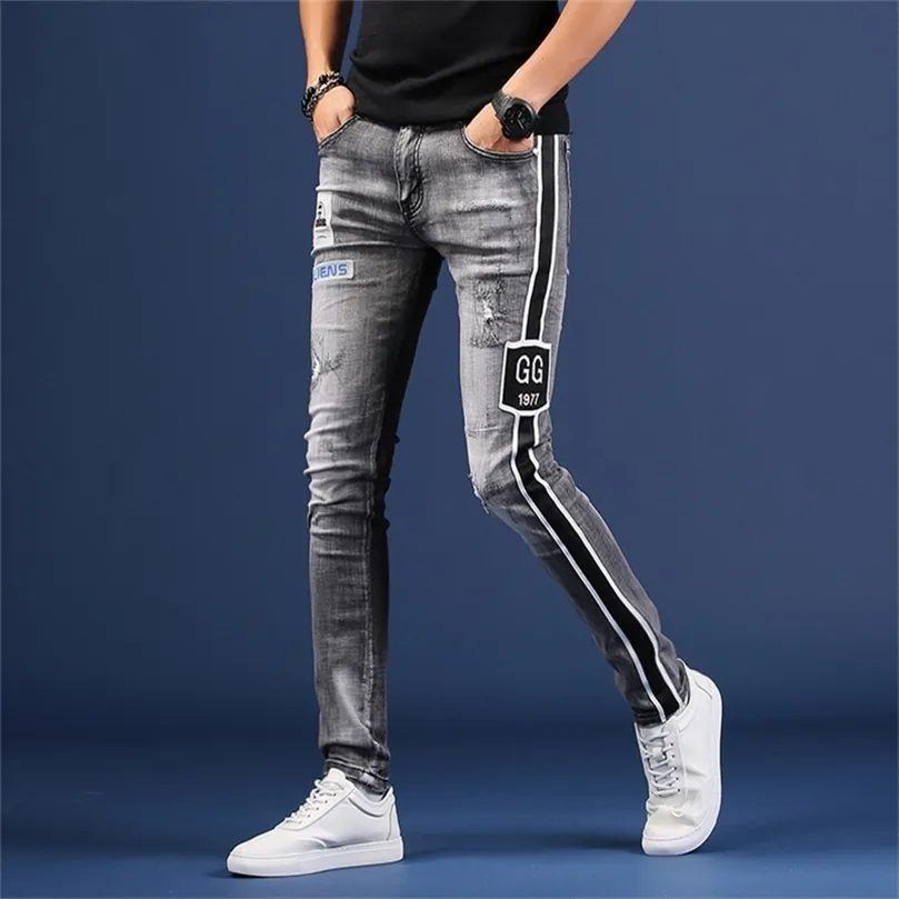 Marque d'automne de jeans brodés trou à la mode en gros pour hommes en vrac coréen slim pieds pantalons pantalons décontractés pour hommes 201128