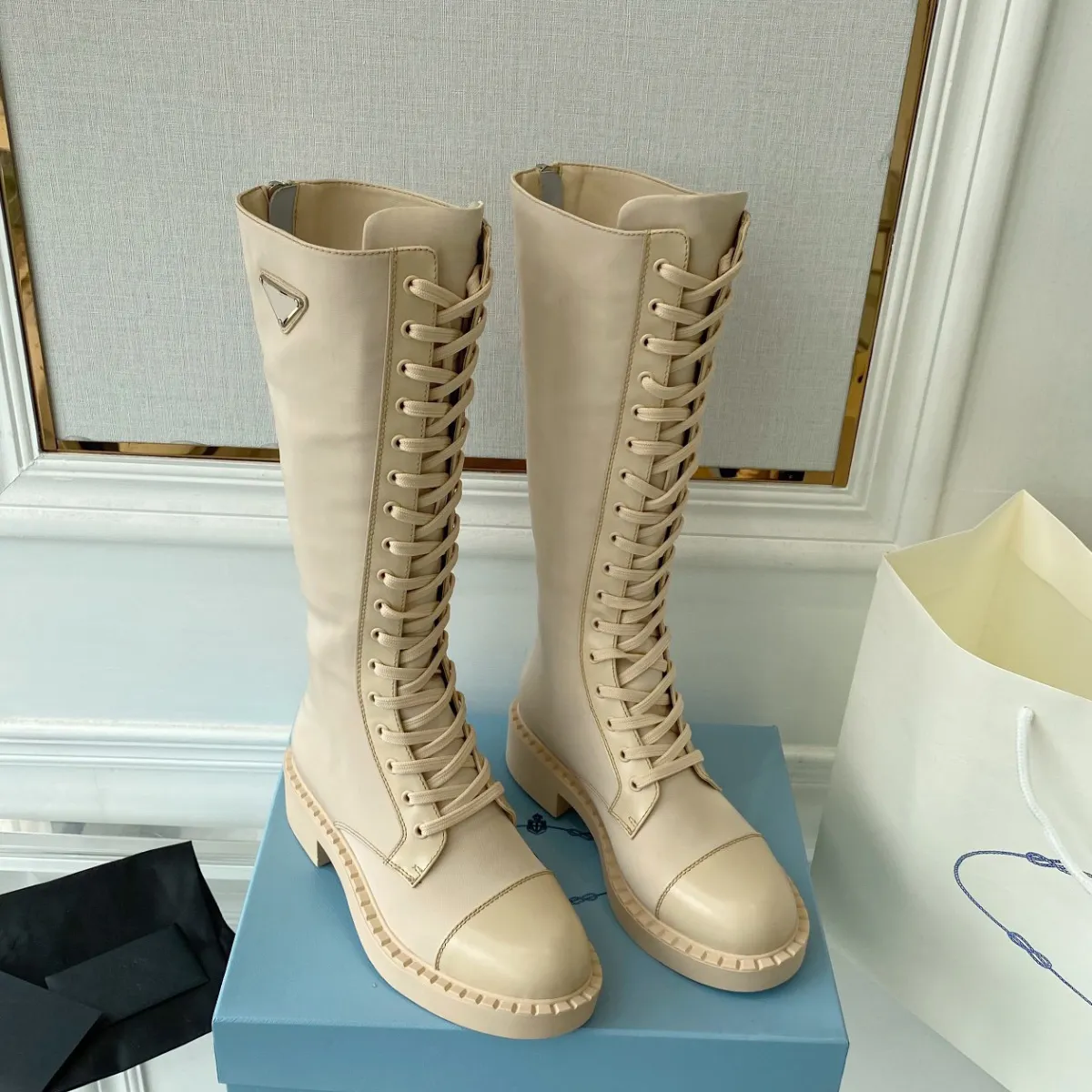 Patchwork de couro de bezerro bege Nylon Tall Combat Boots até o joelho com cadarço vamp arredondado Dedo do pé plano lateral logotipo triângulo Placa designer de luxo para calçados femininos de fábrica