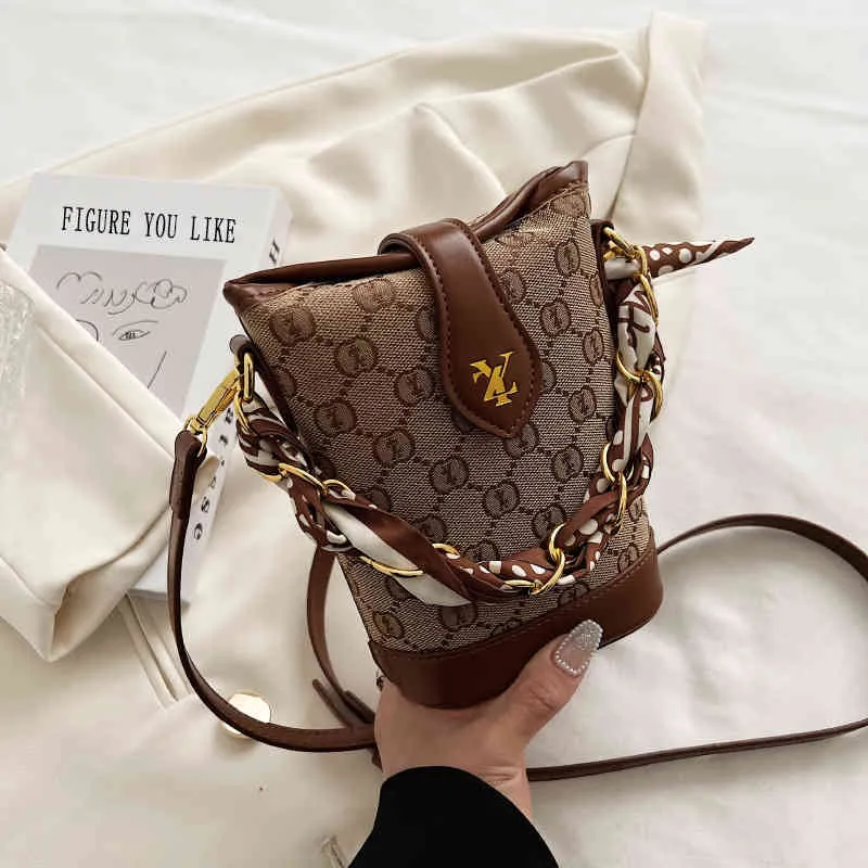 Pursoes Försäljning Fransk Minoritet Silk Scarf Chain Handväska Kvinnors 2022 Ny mångsidig One Shoulder Messenger Bag Bucket Bag