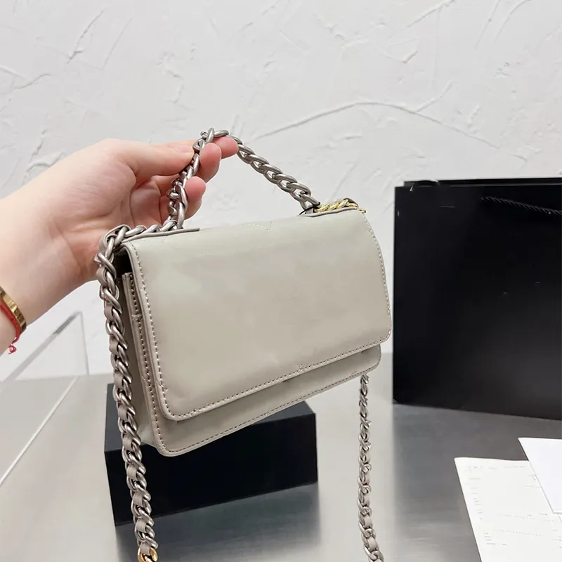 2021 Nowe europejskie i amerykańskie torby na ramiona Łańcuchowe oryginalne skórzane pikowane na zewnątrz Sacoche Ladies Luksusowe projektanty TOBES Cross Body Bag