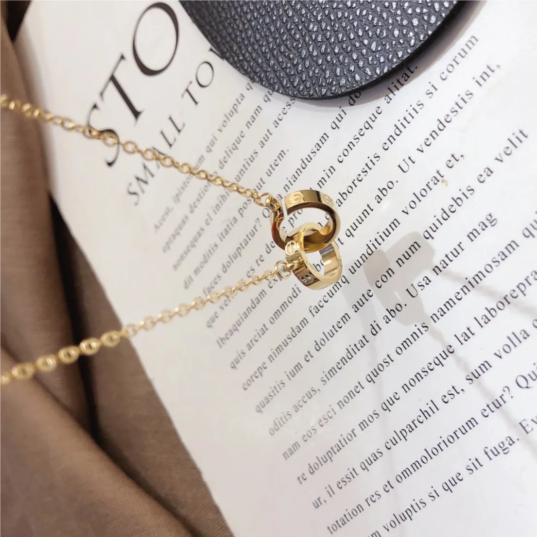 Designer de luxo feminino colar gargantilha corrente banhado a ouro 18 quilates colares de aço inoxidável carta pingente casamento jóias acessórios x364