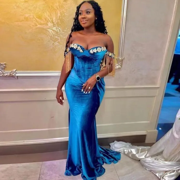 African Blue Veet Mermaid Prom Dresses Off Shoulder Sweep Train Applicants Pärlor Tassel Long Formal Women Evening Party Celebrity Clowns 2024