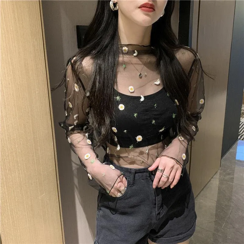 韓国 トレンド[PLEASENOFOLLOW]DAISY LACE SHIRRING SHORT TOP Korean Style Daisy Mesh lap top with Cute Lace Flower Design
