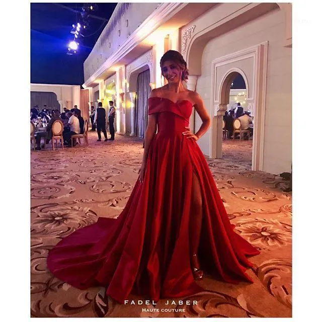 Vestidos de fiesta Encantadores vestidos de noche rojos con hombros descubiertos para dama Vestidos de noche sexys con abertura lateral alta Ocasión formal larga Satén Prom 2022