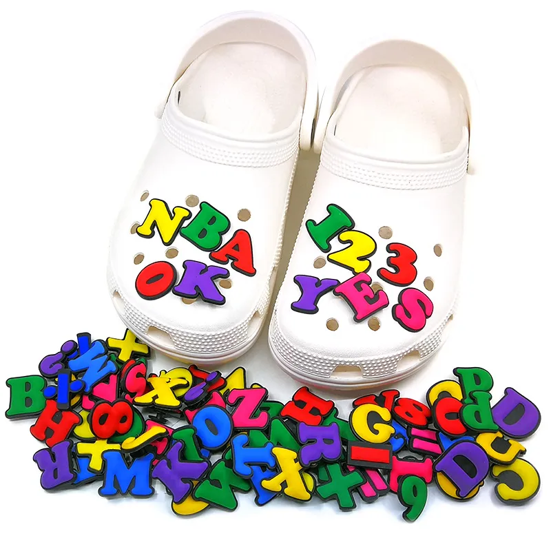 Moq 100pcs çok renkli İngilizce harfler Croc Charm 2D Yumuşak PVC Ayakkabı Aksesuarları Tokalar Kombinasyon Ayakkabı Takımları Dekorasyonlar Sandalet Doğum Günü Partisi