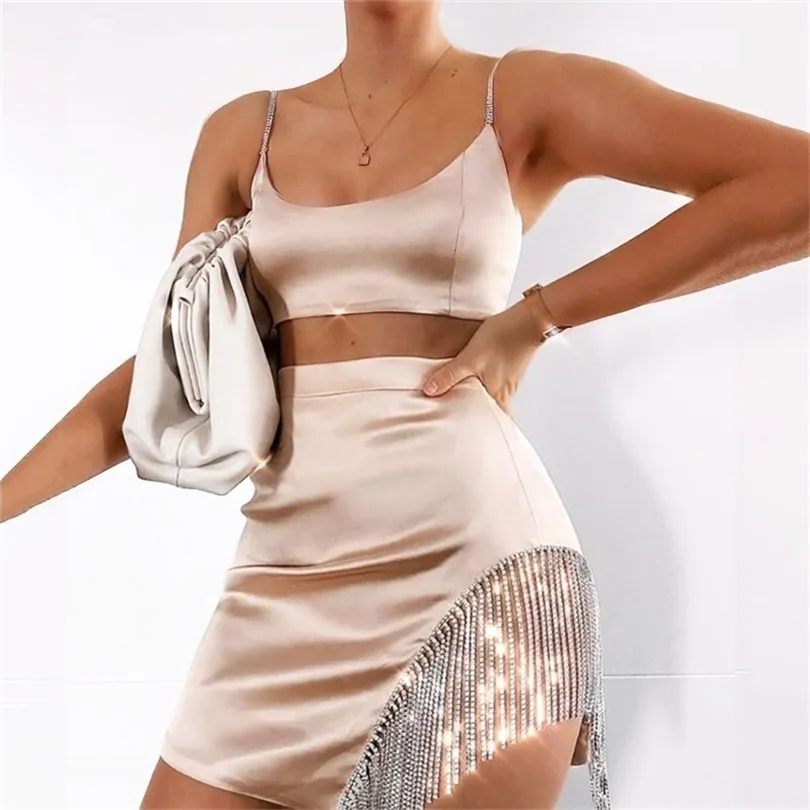 2 lager Glitter Two Piece Set Women Silkesly Satin Crystal Tassel Hem Mini kjol Matchande uppsättningar Sexiga klubbkläder T200325