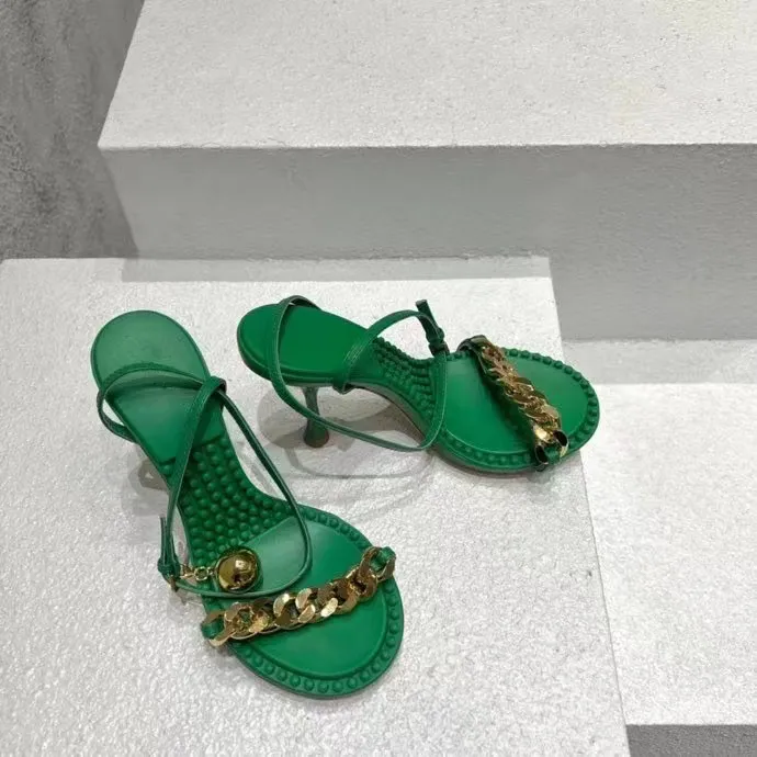 Nieuwe Europese en Amerikaanse stijl vrouwen met hoge hakken multi-color waterdichte tafelontwerp volledige set van prachtige verpakking gouden ketting sandalen octrooi leer