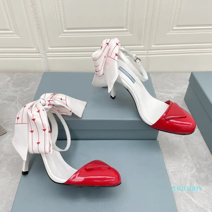 2022-Women's High-Heels Sandals Top Quality Luxury Designer Brand Shoes Pointed Triangle Bucked Sandals Importerade fårskinns dammväska