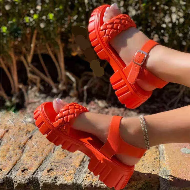 2022 summer new large women`s shoes 36-43 trend thick bottom buckle casual beach sandals