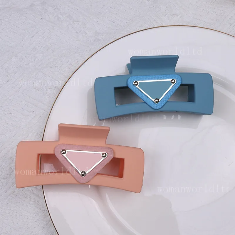 2022 Luxury Geometric P Letter Frosting Clamps Women Square Triangle Hair Clips Stora hårnål Crab Solid Color Claw Clip for Girl Designer Accessories