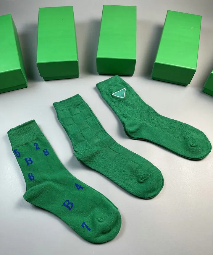 Fashion Men's Socks Wysokiej jakości bawełniane bawełniane klasyczne litery w oddychaniu na zewnątrz skarpetki sportowe