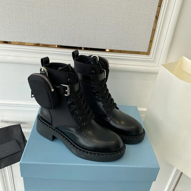 Designer Kvinnor Ankelstövlar Glänsande Läder Snörstövlar RE-NYLON Mid-kalf Boots Svart Vit Med Plånbok King Combat Boots Med Box NO407