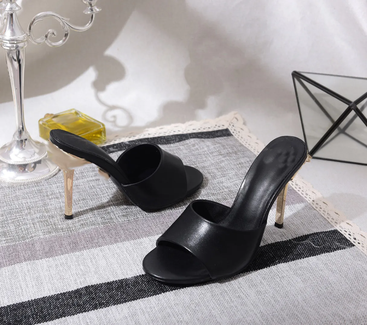 2022 Paris Frauen Luxurys Designer Sandalen Hausschuhe Mode Sommer Mädchen Strand Damen Sandale Slides Flip Flops Loafers High Heels Schuhe mit Kastengröße 35-42