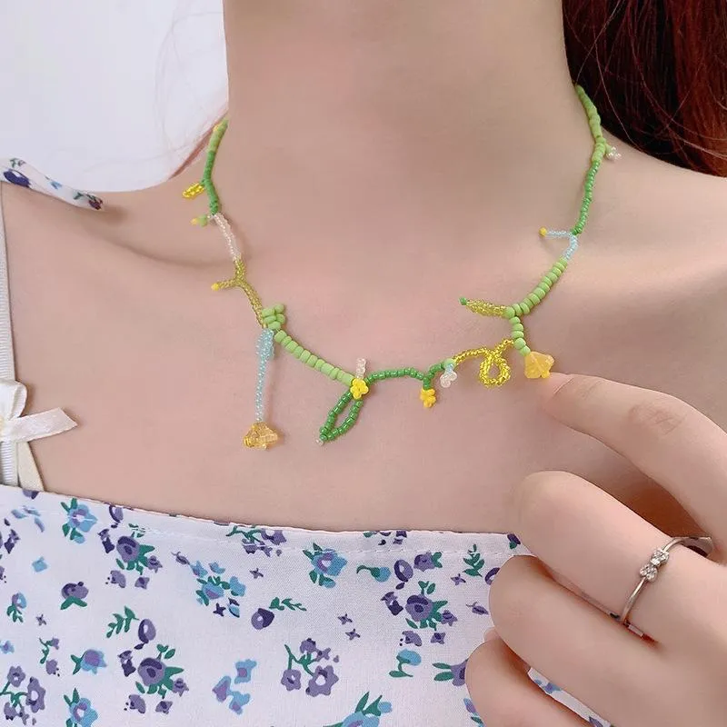 Chaînes petit frais doux irrégulier perlé fleur collier mignon vert peinture à l'huile riz perle clavicule chaîne cou chaînes