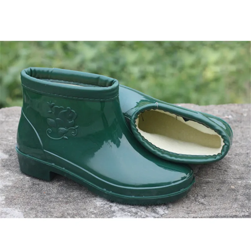 Hiver femmes bottes de pluie en peluche wellies femmes bottes en caoutchouc chaussures imperméables slip court Tube chaussures de jardin Bots