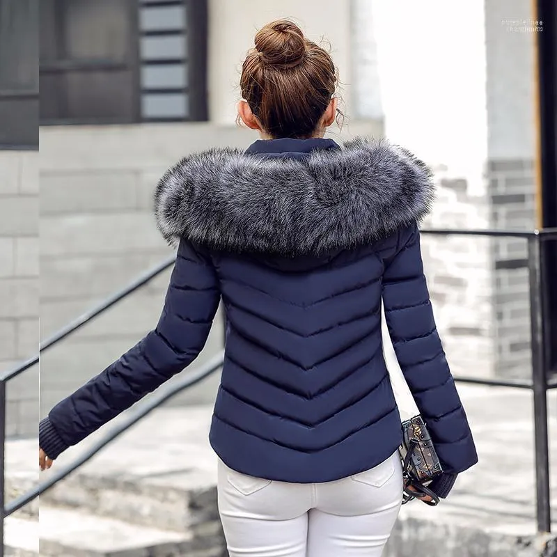 レディースダウンパーカー卸売 -  2022ウィンタージャケット女性大きな毛皮の襟包まれたメスの綿パッドジャケット肥厚コート1