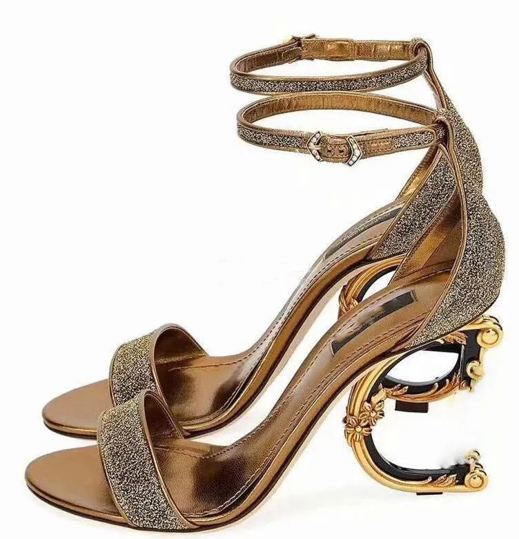 عالية الجودة النساء المصممين Luxurys الصنادل الكعوب الأحذية المفتوحة اصبع القدم براءات الاختراع والجلود الأبجدية حذاء مع صندوق