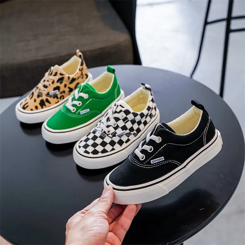 Barn våren Lowtop Canvas Shoes Baby Kindergarten Onestep Soft Shoes Girls and Boys Fashion Leopard Print Sneakers 220520