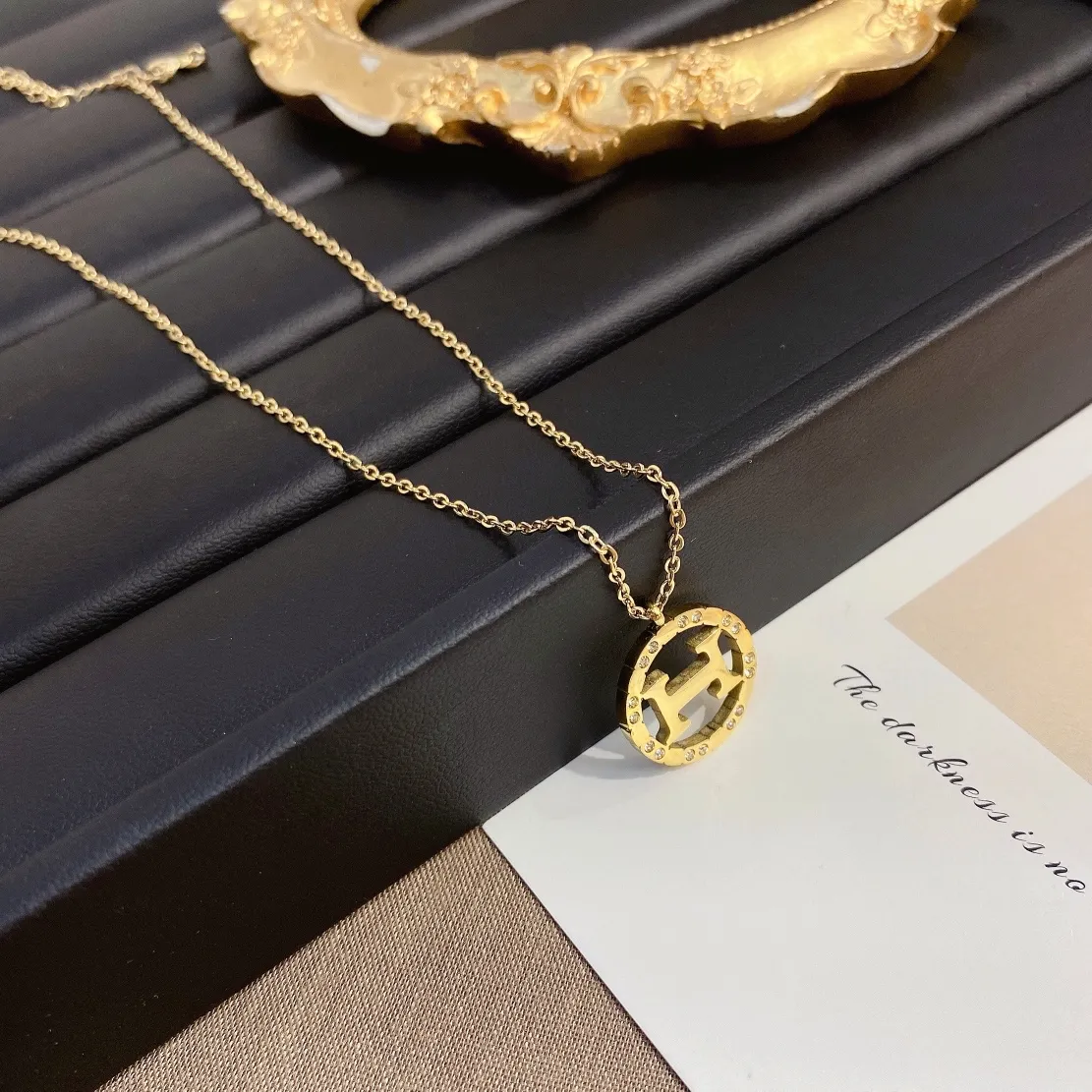 18 Karat vergoldete Edelstahl-Halskette, modische Damen-Designer-Halsketten, Choker-Buchstaben-Anhänger-Kette, Kristall-Statement-Hochzeitsschmuck X384