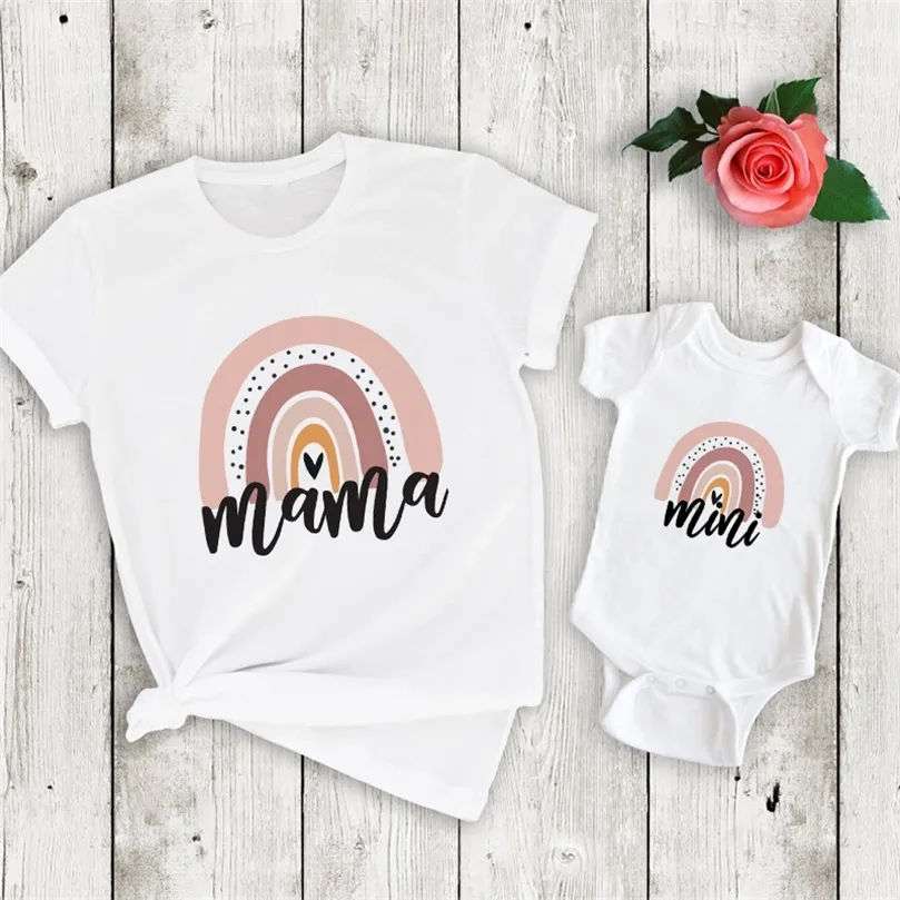 1pcs Rainbow Mommy and Me Shirt Fashion Famiglia Vestiti coordinati Rainbow Mama e Mini T Shirt Cute Family Look Outfits 220531