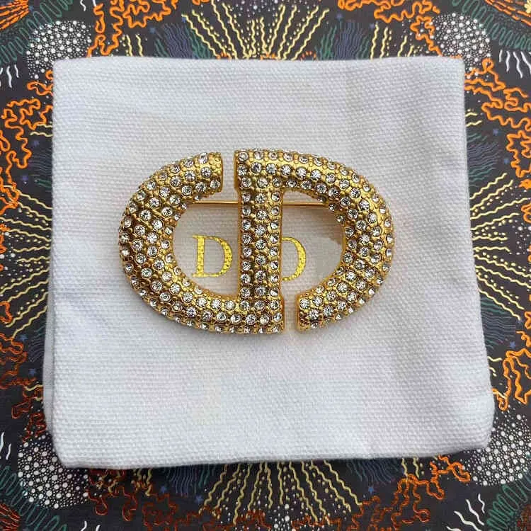 Broche de mujer de diseño completo de diamantes de diseño con letras de diamante Accesorios para hombres y mujeres de oro