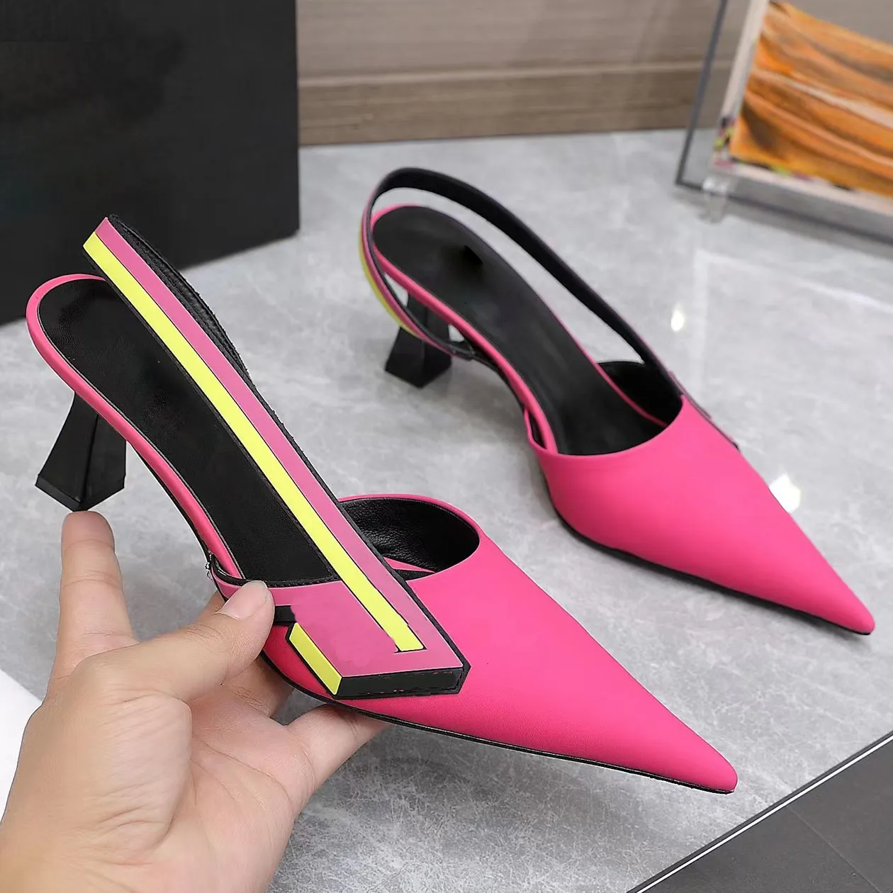 Été dames stiletto sandales de designer à talons hauts bout pointu belle mode talons hauts chaussures pour femmes design charmant
