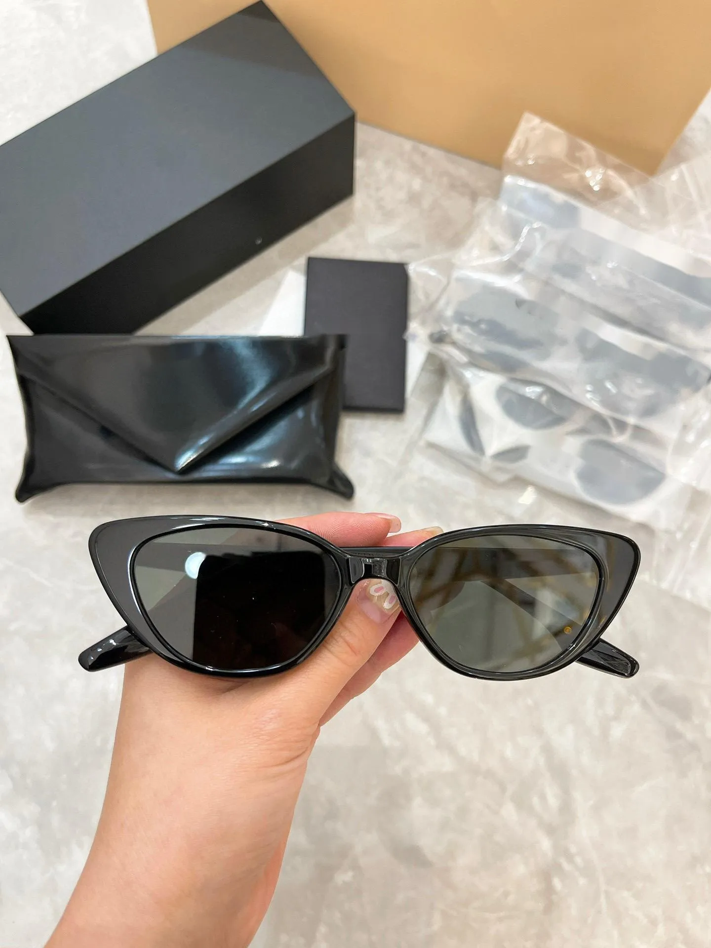 Gafas de sol Hombres y mujeres Estilo de verano CRELLA Placa retro anti-ultravioleta Gafas de montura completa Caja aleatoria