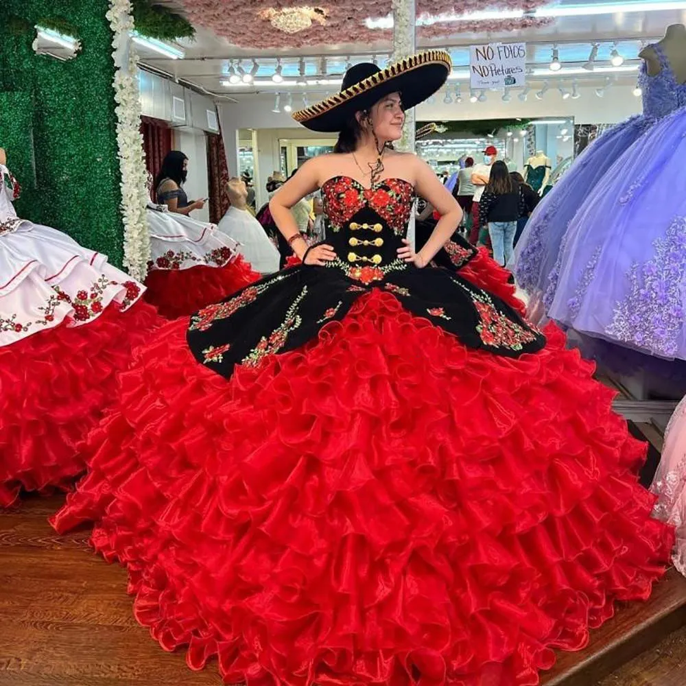 黒と赤のメキシコのQuinceaneraのドレスチャルロの花のアップリケのフリル恋人刺繍Vestidos de 15AñosSweet 16 Brithday Prom Dress