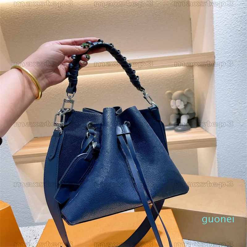 2022 Damen Luxurys Einkaufstasche Designer Handtaschen Taschen Navy Blue Flight Mode Collection Muria Perforiertes Kalbsleder Bella Bucket Bag Petit