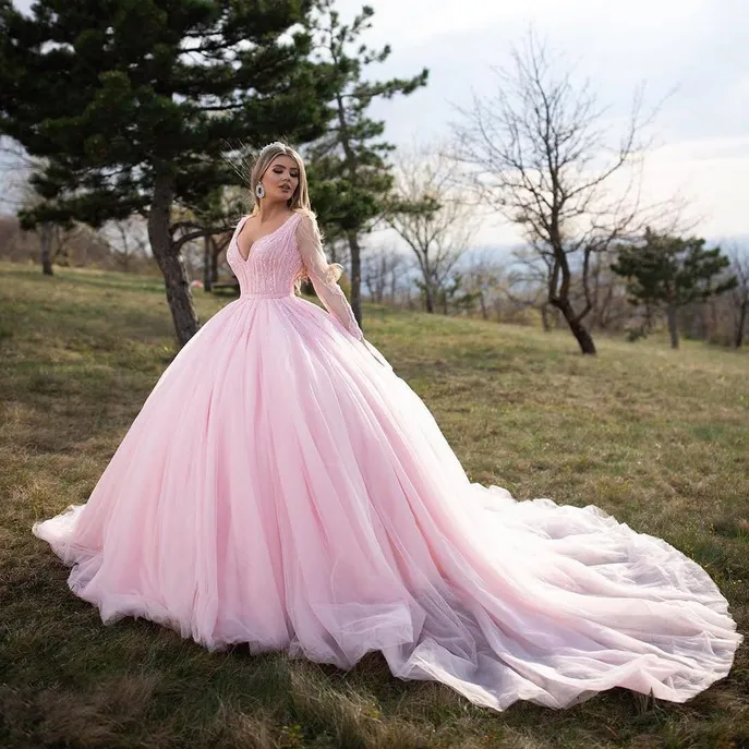 2022 suknia balowa sukienka Quinceanera Różowe długie rękawy Tiul V Szyja Długie rękawie Train Train Girls Sweet 16 Sukienki 15 lat Urodzin