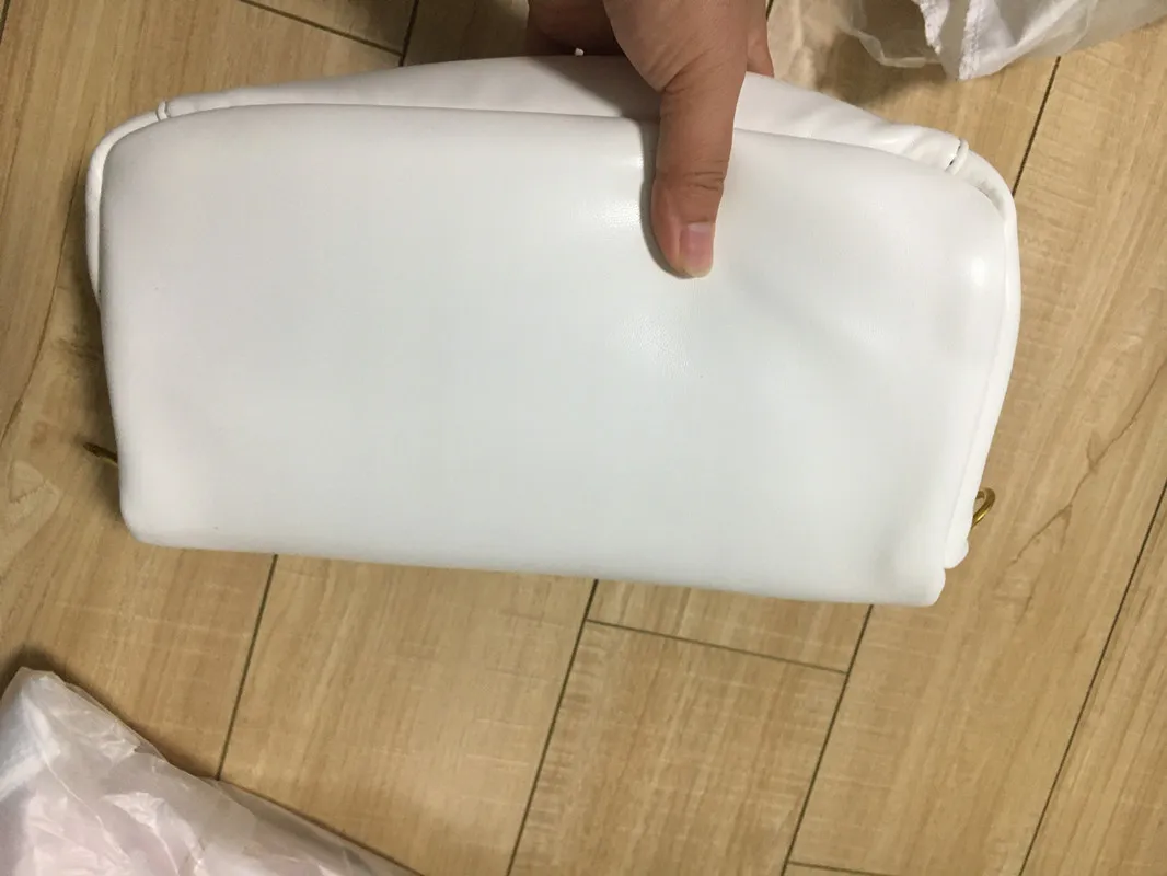 العلامة التجارية 2022 C's Pillow Tabby Bag Bag Bag العلامة التجارية عالية الجودة النساء نقيات اللون Bacchus أكياس الأجهزة غائم حقائب اليد عشاء ناعم حقيقية من الجلد