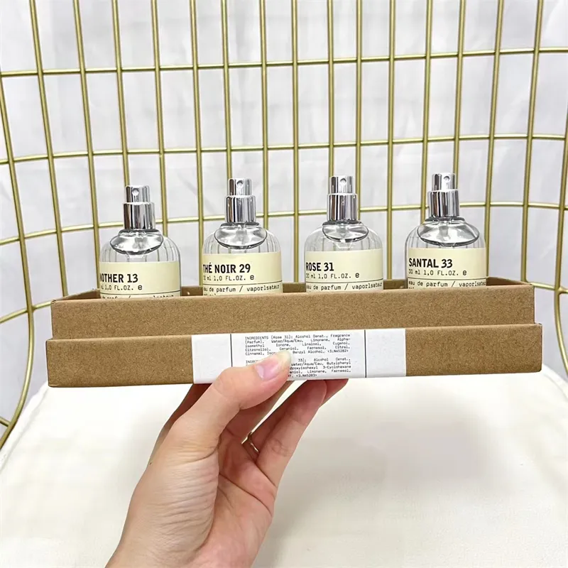 Toptan Tasarım Şişesi Katı Parfüm Kadın Parfüm Set Man Koku Sprey 30ml 4pcs Kit Takım Woody Aromatik Notlar EDT Normal Kalite ve Hızlı Teslimat