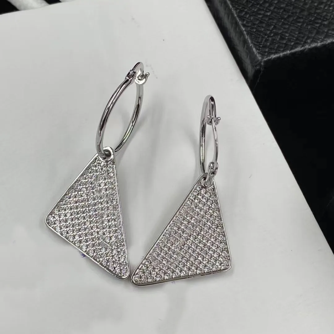 Modny klasyczny trójkątny wisiorek z uroczymi kolczykami aretes pełne diamenty designerskie kolczyki dla kobiet