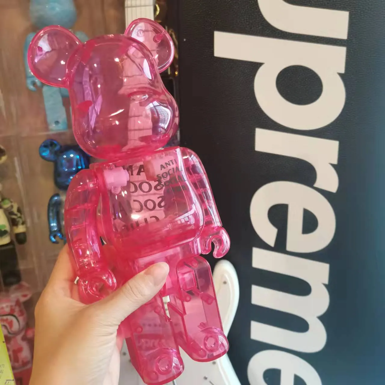 새로운 자리 bearbrick 벽돌 폭력적인 곰 발렌타인 데이 캔디 레드 Qianqiu 손으로 만든 모델 선물 소녀 400% 28cm
