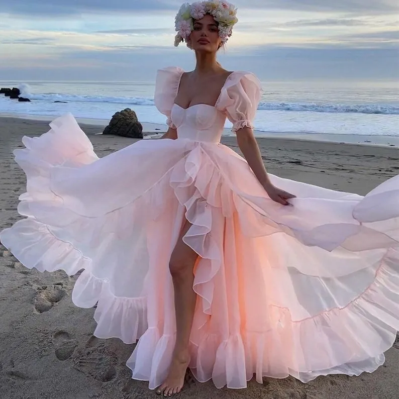 2022 Sexy Fente Blush Rose Robes De Bal Pour Les Femmes Chérie À Manches Courtes Longue Plage Robes De Soirée Formelles Une Ligne Volants Robe De Soirée De Fiançailles