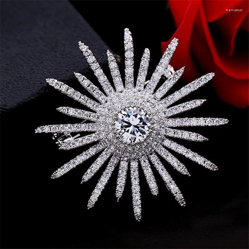 Spille Spille Grande bianco Cubic Zirconia Spilla girasole Spilla di lusso in cristallo per le donne Gioielli da sposa Spilla bling Abito spilla Marc22