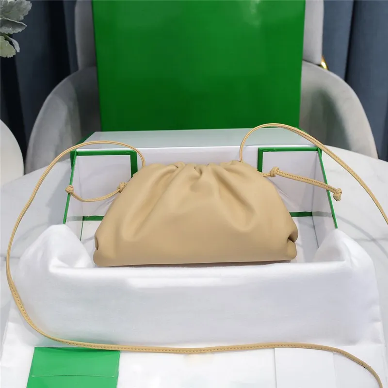 مصمم البرقوق الفاخر Nappa Leather Mini Pouch Bag Bag Crossbody Bag مع حزام الكتف 7A حجم الجودة: 23*13*7cm