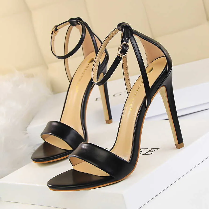 2022 Fashion Sexy Nightclub Dunne Super Hoge Heel Shoe voor bruiloftskleur Matching One Word Open Toe Hollow Out Dames Party Classic Luxury Sandals