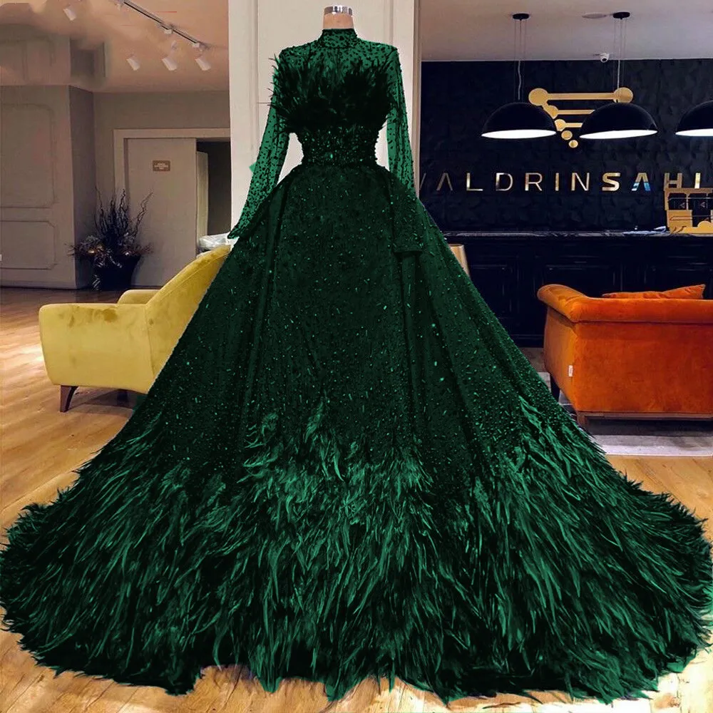 Emerald Green Crystals Evening Dresses High Neck Kaftan Caftan Långärmade Fjädrar Kändis Arabiska Prom Klänningar Vestidos De Fiesta