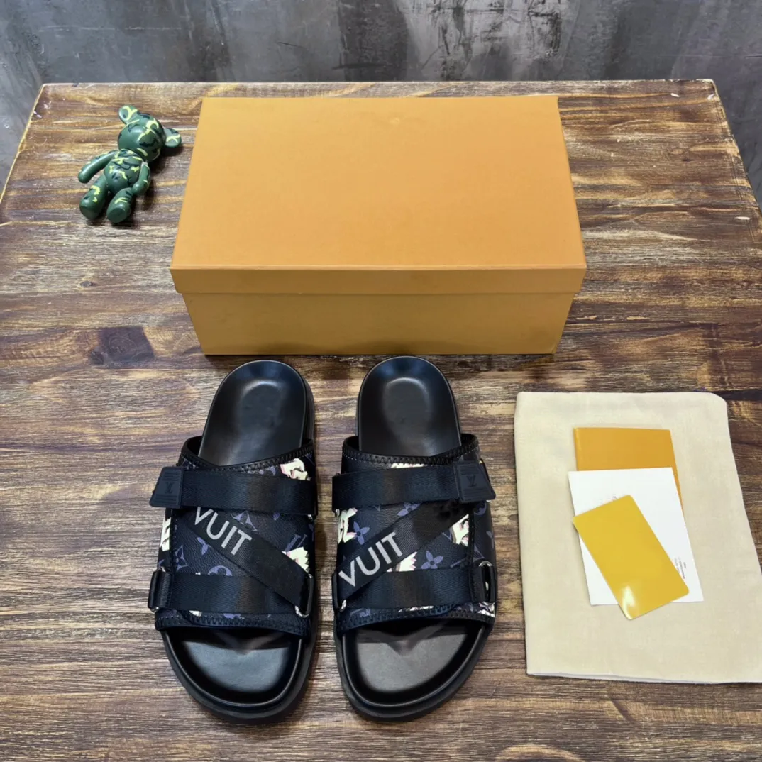 Eğitmen katır sandalet lüks tasarımcı erkek terlik yaz açık slaytlar moda erkek tokaları metalik deri sandal slayt plaj ayakkabı boyutu 38-46
