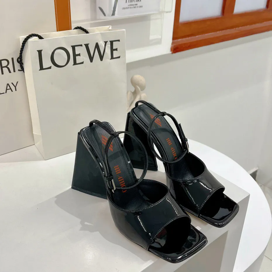 De Attico Piper 115 chunky hakken enkelbandage sandalen Zwart patent blokhak hoge hakken schoenen slip op slides open tenen schoen dames luxe ontwerpers fabrieksschoeisel