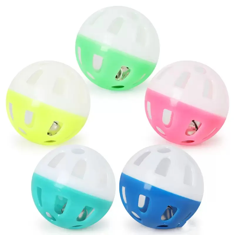 Spot marchandises jouets pour animaux de compagnie creux en plastique chat couleur jouet balle avec petite cloche mignon son en plastique Jingle chiot