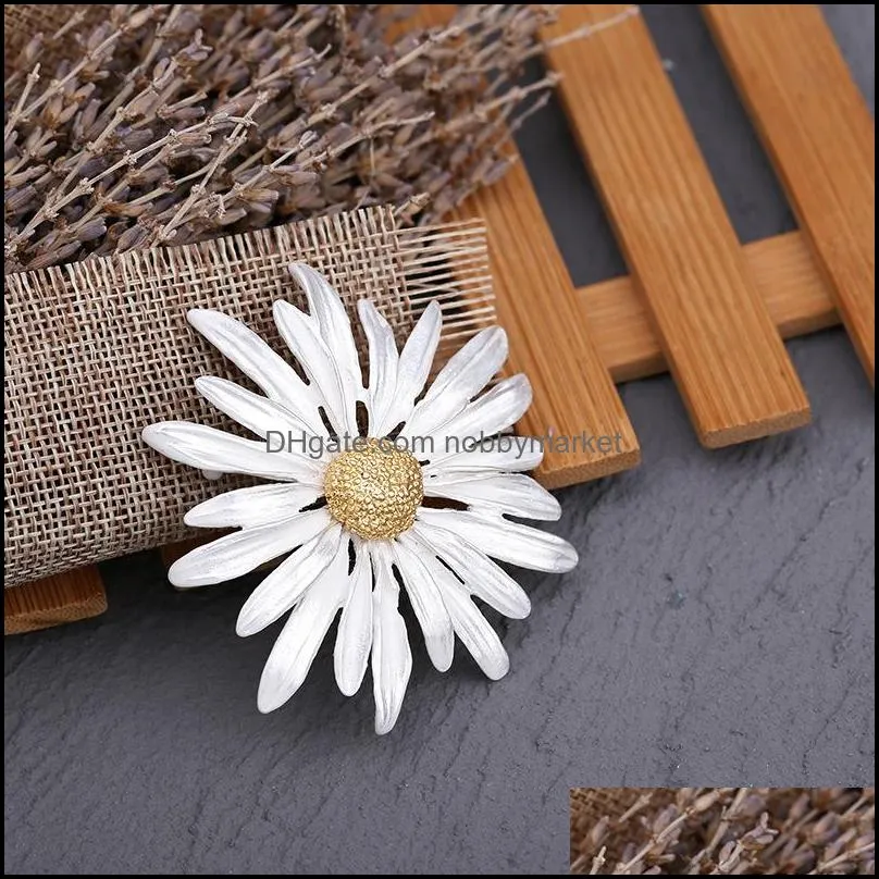 European and American small designer brand hand-painted Daisy women`s top grade brooch
