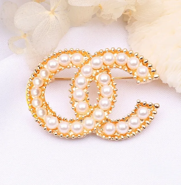 20 Cololr Brand Designer Women Brooches Small Sweet Wind 18K Gold Cople Copper Crystal Righestone Pearl Letters Suit Pins Party Specifications
