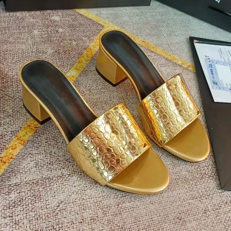 Tasarımcı Sandalet Metal Toka Dekorasyonu Klasik Moda Flip Flip Flops Lacquer Altın Kırmızı Buzağı Kadın Terlik