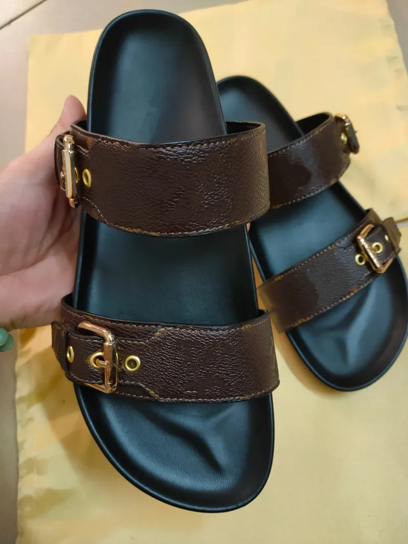 Sandalias Diseñador BOM DIA FLAT MULE 1A3R5M Diapositivas elegantes sin esfuerzo 2 correas con hebillas doradas ajustadas Zapatillas de verano para mujer