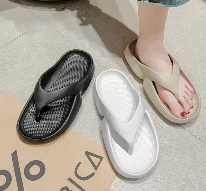 Designers högkvalitativa Summer Beach tofflor Badrum Antislip Fashion Sandaler för män och kvinnor Flip-Flops Flatbottomed Home Hotel Sexiga sandaler 35-45