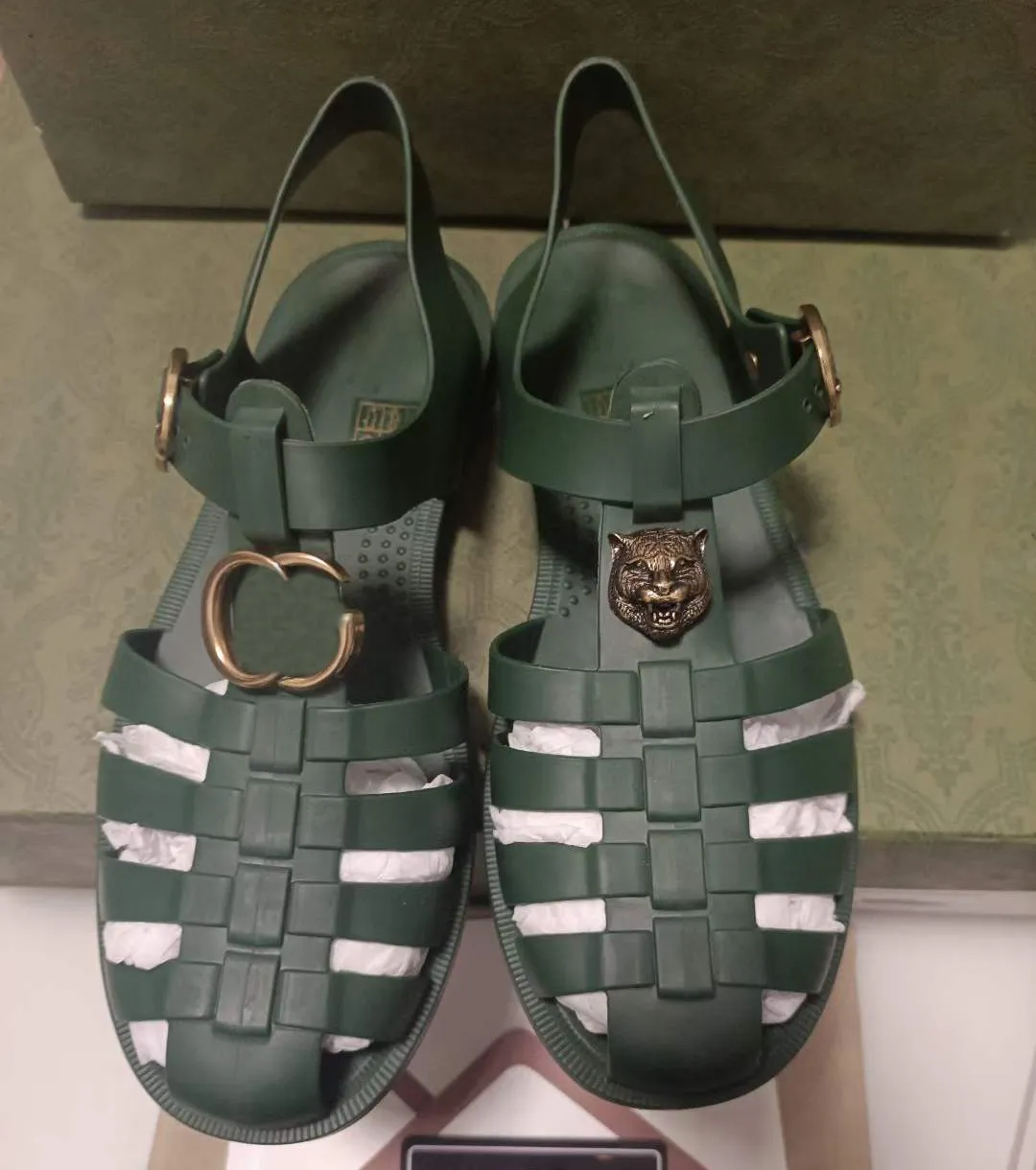 Rubber shop buckle sandals