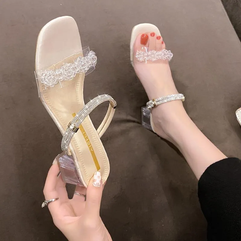 Pantoufles Chaussures à talons carrés Femmes Été Pantofle Diapositives Jelly Tongs Med Block 2022 Soft Glitter PU Rome Caoutchouc Scandales Basslippers