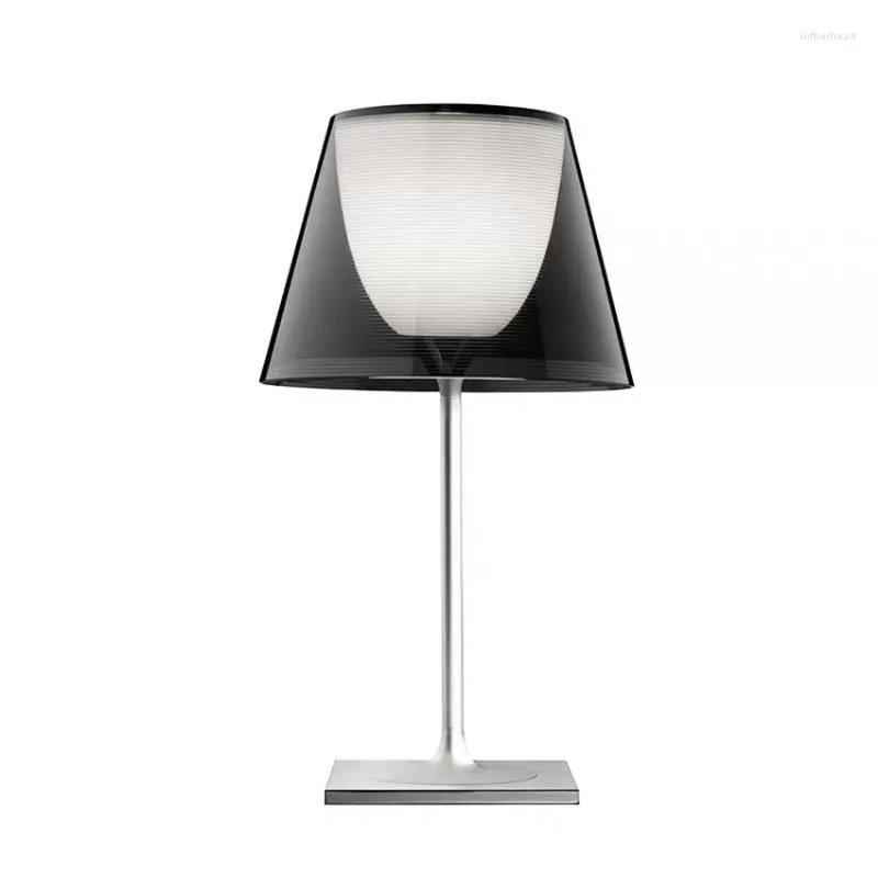 Lámparas de mesa de diseño italiano, lámpara de noche para dormitorio, sala de estar, café, estudio, decoración de mesa, iluminación, color plateado moderno